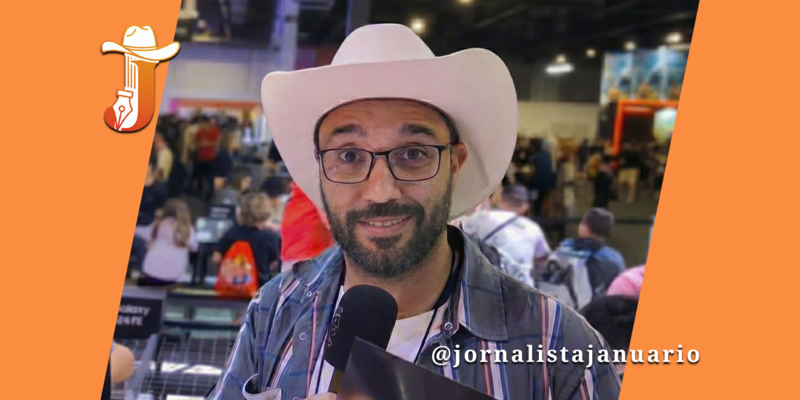 Ricardo, jornalista do Blog do Januário, veste chapéu de cowboy branco e camisa xadrez enquanto segura um microfone durante entrevista na BGS 2024. Ao fundo, o estande da Samsung no Expo Center Norte com público circulando.