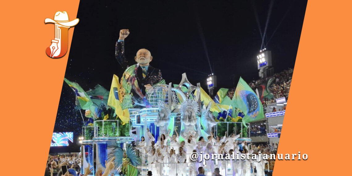 Carro alegórico da Acadêmicos de Niterói no Sambódromo, apresentando uma escultura gigante do busto de Luiz Inácio Lula da Silva com o punho erguido, cercado por bandeiras do Brasil e componentes da escola vestidos de branco.