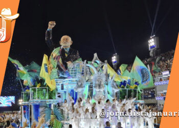 Carro alegórico da Acadêmicos de Niterói no Sambódromo, apresentando uma escultura gigante do busto de Luiz Inácio Lula da Silva com o punho erguido, cercado por bandeiras do Brasil e componentes da escola vestidos de branco.