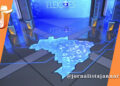Cenário vazio e iluminado em tons azuis do estúdio de debate eleitoral da TV Globo, com o mapa do Brasil estilizado no piso e logotipo das Eleições ao fundo.